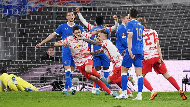 Fußball UEFA Europa League, Halbfinale, Hinspiel Saison 2021 2022, RB Leipzig vs. Glasgow Rangers (28.04.2022) Tor RB Leipzig durch Angelino (Linker Verteidiger RB Leipzig, Rueckennummer 3, 3 ( (Mitte, jubelnd) beim Spiel RB Leipzig gegen Glasgow Rangers (28.04.2022). Allan McGregor (Torwart Glasgow Rangers, Rueckennummer 1) (hinten) streckt sich vergebens. Andre Silva (Mittelstuermer RB Leipzig, Rueckennummer 33, 33), Konrad Laimer (Zentrales Mittelfeld RB Leipzig, Rueckennummer 27, 27) jubeln. Leipzig Sachsen Deutschland Red Bull Arena