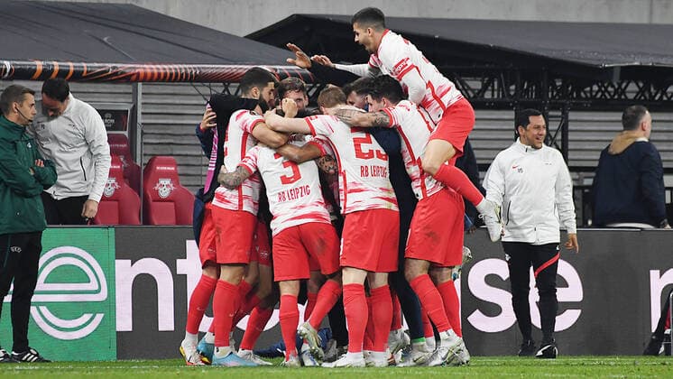 Fußball UEFA Europa League, Halbfinale, Hinspiel Saison 2021 2022, RB Leipzig vs. Glasgow Rangers (28.04.2022) Tor RB Leipzig durch Angelino (Linker Verteidiger RB Leipzig, Rueckennummer 3, 3 ( (Mitte, verdeckt) beim Spiel RB Leipzig gegen Glasgow Rangers (28.04.2022). Josko Gvardiol (Innenverteidiger RB Leipzig, Rueckennummer 32, 32), Andre Silva (Mittelstuermer RB Leipzig, Rueckennummer 33, 33), Marcel Halstenberg (Linker Verteidiger RB Leipzig, Rueckennummer 23, 23) Andre Silva (Mittelstuermer RB Leipzig, Rueckennummer 33, 33), Konrad Laimer (Zentrales Mittelfeld RB Leipzig, Rueckennummer 27, 27) jubeln. Leipzig Sachsen Deutschland Red Bull Arena