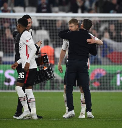 28.04.2022, xkvx, Fussball UEFA Europa League, West Ham United - Eintracht Frankfurt emspor, v.l. Martin Hinteregger (Eintracht Frankfurt) zautz, Trainer Oliver Glasner (Eintracht Frankfurt) zautz jubeln jubelt nach Spielende celebrate at the end of the match. (DFL DFB REGULATIONS PROHIBIT ANY USE OF PHOTOGRAPHS as IMAGE SEQUENCES and or QUASI-VIDEO) London