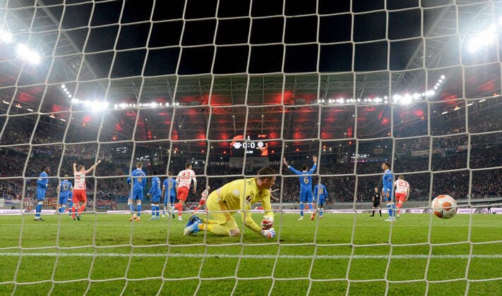 Fussball, Herren, Saison 2021 2022, Europa League (Halbfinale, Hinspiel), RB Leipzig - Glasgow Rangers, Torwart Allan McGregor (Glasgow Rangers) nach dem Gegentor zum 0:1, 28.04. 2022, Copyright: xSebastianxRäppold MatthiasxKochx