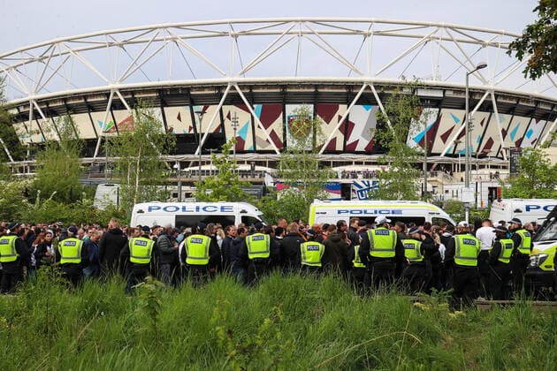 West Ham v Eintracht Frankfurt 28 April 2022, London - EUROPA League Football, Semi-Final, First leg - West Ham United v Eintracht Frankfurt - The police corral the Frankurt fans outside The London Stadium - Photo: Charlotte Wilson Offside. London UK Copyright: xCharlottexWilsonx xOffsidexOffside
