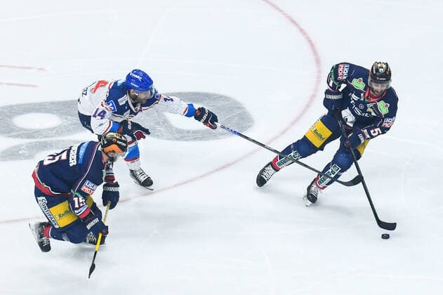 Sport Themen der Woche KW17 Sport Bilder des Tages 28.04.2022, xlakx, Eishockey DEL Playoffs 1 2 Finale, Eisbären Berlin - Adler Mannheim emspor, v.l.Manuel Wiederer (Eisbaeren Berlin 15),Jordan Szwarz (Adler Mannheim 14),Frans Nielsen (Eisbaeren Berlin 51),Zweikampf, Duell, Kampf, tackle Berlin *** 28 04 2022, xlakx, ice hockey DEL playoffs 1 2 final, Eisbären Berlin Adler Mannheim emspor, v l Manuel Wiederer Eisbaeren Berlin 15 ,Jordan Szwarz Adler Mannheim 14 ,Frans Nielsen Eisbaeren Berlin 51 ,duel, duel, fight, tackle Berlin