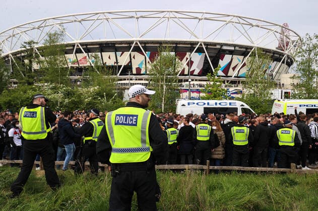 West Ham v Eintracht Frankfurt 28 April 2022, London - EUROPA League Football, Semi-Final, First leg - West Ham United v Eintracht Frankfurt - The police corral the Frankurt fans outside The London Stadium - Photo: Charlotte Wilson Offside. London UK Copyright: xCharlottexWilsonx xOffsidexOffside