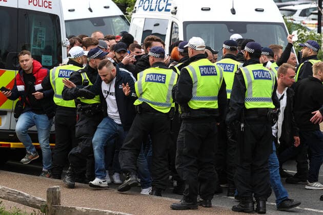West Ham v Eintracht Frankfurt 28 April 2022, London - EUROPA League Football, Semi-Final, First leg - West Ham United v Eintracht Frankfurt - Frankfurt fans interact with the police - Photo: Charlotte Wilson Offside. London UK Copyright: xCharlottexWilsonx xOffsidexOffside