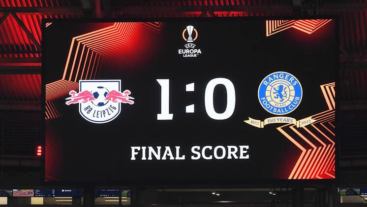 Fußball UEFA Europa League, Halbfinale, Hinspiel Saison 2021 2022, RB Leipzig vs. Glasgow Rangers (28.04.2022) 1:0 (0:0) LED-Wand Anzeigetafel mit Endstand 1:0 beim Spiel RB Leipzig gegen Glasgow Rangers (28.04.2022) Leipzig Sachsen Deutschland Red Bull Arena