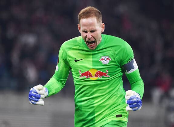Fußball UEFA Europa League, Halbfinale, Hinspiel Saison 2021 2022, RB Leipzig vs. Glasgow Rangers (28.04.2022) 1:0 (0:0) Jubel von Peter Gulacsi (Torwart RB Leipzig, Rueckennummer 1, 1) nach dem Tor für RB Leipzig durch Angelino (Linker Verteidiger RB Leipzig, Rueckennummer 3, 3 (nicht im Bild) beim Spiel RB Leipzig gegen Glasgow Rangers (28.04.2022). Leipzig Sachsen Deutschland Red Bull Arena