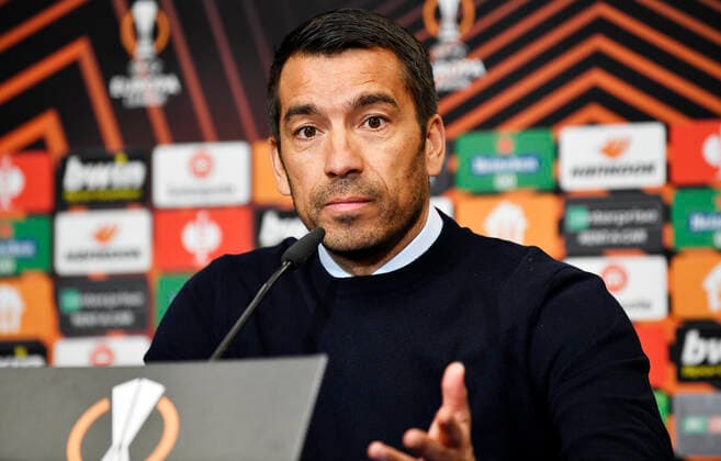 Fußball UEFA Europa League, Halbfinale, Hinspiel Saison 2021 2022, RB Leipzig vs. Glasgow Rangers (28.04.2022) 1:0 (0:0) Giovanni van Bronckhorst (Trainer Glasgow Rangers) auf der Pressekonferenz nach dem Spiel RB Leipzig gegen Glasgow Rangers (28.04.2022) Leipzig Sachsen Deutschland Red Bull Arena