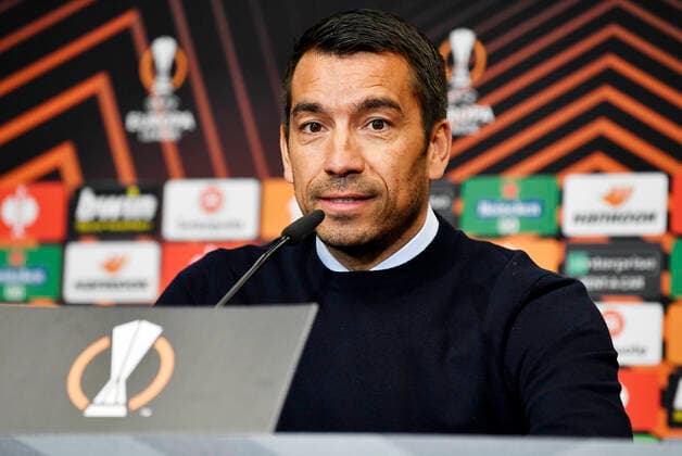 Fußball UEFA Europa League, Halbfinale, Hinspiel Saison 2021 2022, RB Leipzig vs. Glasgow Rangers (28.04.2022) 1:0 (0:0) Giovanni van Bronckhorst (Trainer Glasgow Rangers) auf der Pressekonferenz nach dem Spiel RB Leipzig gegen Glasgow Rangers (28.04.2022) Leipzig Sachsen Deutschland Red Bull Arena