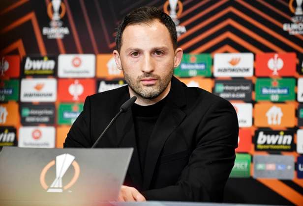 Fußball UEFA Europa League, Halbfinale, Hinspiel Saison 2021 2022, RB Leipzig vs. Glasgow Rangers (28.04.2022) 1:0 (0:0) Domenico Tedesco (Trainer RB Leipzig) auf der Pressekonferenz nach dem Spiel RB Leipzig gegen Glasgow Rangers (28.04.2022) Leipzig Sachsen Deutschland Red Bull Arena