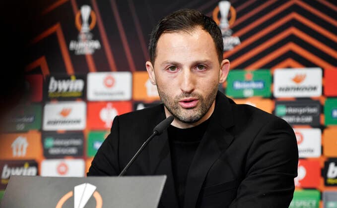 Fußball UEFA Europa League, Halbfinale, Hinspiel Saison 2021 2022, RB Leipzig vs. Glasgow Rangers (28.04.2022) 1:0 (0:0) Domenico Tedesco (Trainer RB Leipzig) auf der Pressekonferenz nach dem Spiel RB Leipzig gegen Glasgow Rangers (28.04.2022) Leipzig Sachsen Deutschland Red Bull Arena
