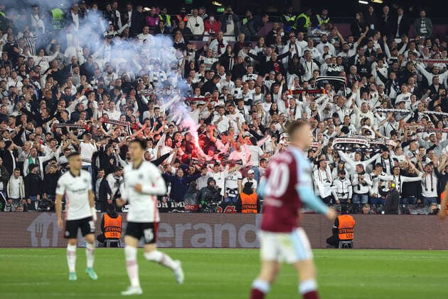 West Ham v Eintracht Frankfurt 28 April 2022, London - EUROPA League Football, Semi-Final, First leg - West Ham United v Eintracht Frankfurt - Frankfurt fans light a flare - Photo: Charlotte Wilson Offside. London UK Copyright: xCharlottexWilsonx xOffsidexOffside