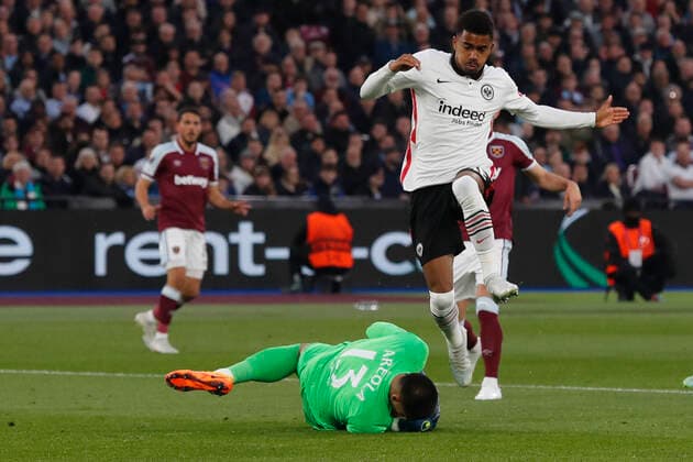 West Ham United v Eintracht Frankfurt UEFA Europa League Alphonse Areola of West Ham United saves at the feet of Ansgar Knauff of Eintracht Frankfurt during the UEFA Europa League Semi-Final First Leg match at the London Stadium, Stratford Content Not Available For UK Newspapers Copyright: xPaulxChestertonx FIL-16854-0140 UK Newspapers OUT