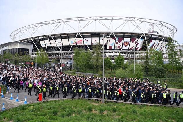 Fußball Europa League Halbfinale West Ham United - Eintracht Frankfurt am 28.04.2022 im Olympiastadion London in London Fanmarsch Marsch Fans Frankfurt zum Stadion