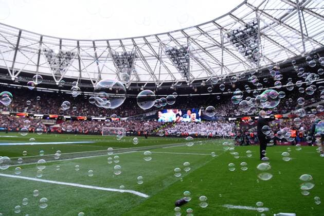 Fußball Europa League Halbfinale West Ham United - Eintracht Frankfurt am 28.04.2022 im Olympiastadion London in London Seifenblasen