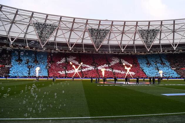 Fußball Europa League Halbfinale West Ham United - Eintracht Frankfurt am 28.04.2022 im Olympiastadion London in London Choreo Choreografie Fanblock Fans West Ham Feuer