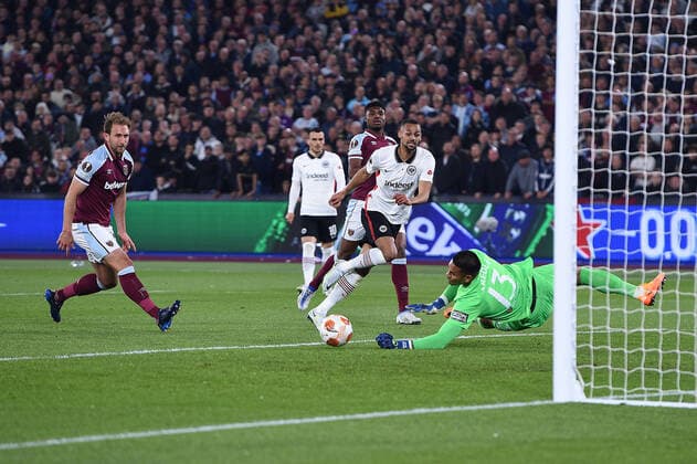 Fußball Europa League Halbfinale West Ham United - Eintracht Frankfurt am 28.04.2022 im Olympiastadion London in London V.l.n.r.: Craig Dawson ( West Ham ), Ben Johnson ( West Ham ), Djibril Sow ( Frankfurt ), Alphonse Areola ( West Ham )