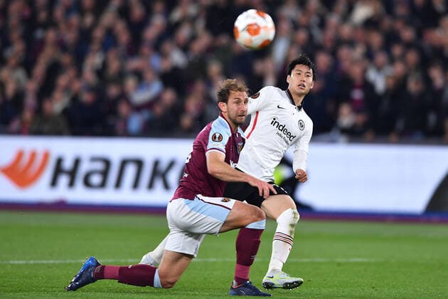 Fußball Europa League Halbfinale West Ham United - Eintracht Frankfurt am 28.04.2022 im Olympiastadion London in London Craig Dawson ( West Ham ), links - Daichi Kamada ( Frankfurt ), rechts