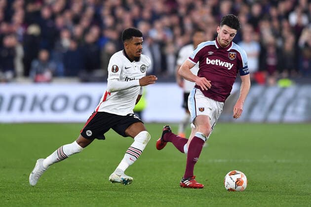 Fußball Europa League Halbfinale West Ham United - Eintracht Frankfurt am 28.04.2022 im Olympiastadion London in London Ansgar Knauff ( Frankfurt ), links - Declan Rice ( West Ham ), rechts