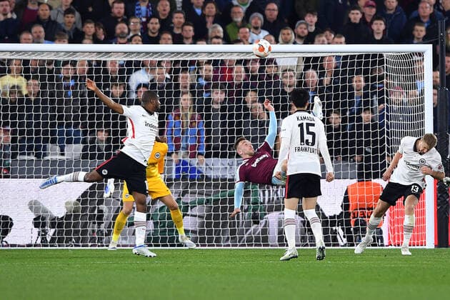 Fußball Europa League Halbfinale West Ham United - Eintracht Frankfurt am 28.04.2022 im Olympiastadion London in London Fallrückzieher Jarrod Bowen ( West Ham )