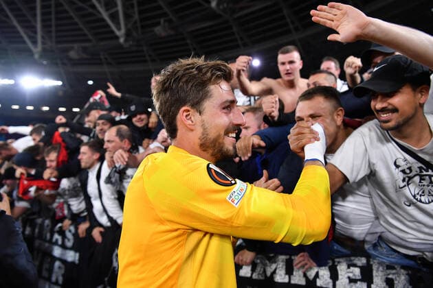 Fußball Europa League Halbfinale West Ham United - Eintracht Frankfurt am 28.04.2022 im Olympiastadion London in London Kevin Trapp ( Frankfurt ) feiert den Sieg mit den Fans klatscht mit den Fans ab