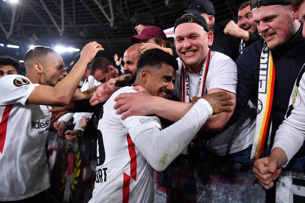 Fußball Europa League Halbfinale West Ham United - Eintracht Frankfurt am 28.04.2022 im Olympiastadion London in London Djibril Sow ( Frankfurt ) feiert den Sieg mit den Fans klatscht mit den Fans ab