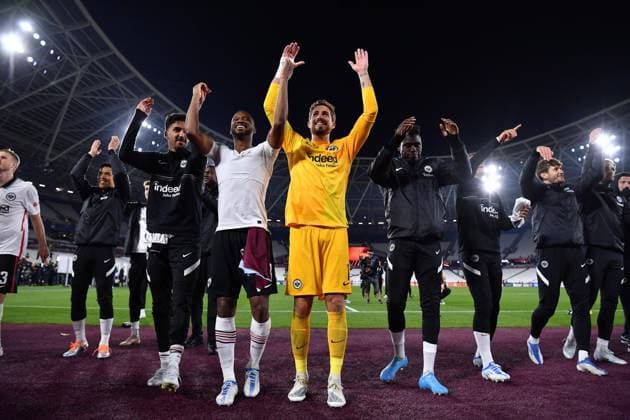 Fußball Europa League Halbfinale West Ham United - Eintracht Frankfurt am 28.04.2022 im Olympiastadion London in London Frankfurt Spieler feiern den Sieg mit den Fans Makoto Hasebe ( Frankfurt ), Almamy Toure ( Frankfurt ), Kevin Trapp ( Frankfurt ), Danny da Costa ( Frankfurt ), Christopher Lenz ( Frankfurt ), Goncalo Paciencia ( Frankfurt )