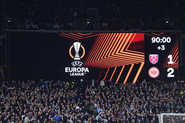 Fußball Europa League Halbfinale West Ham United - Eintracht Frankfurt am 28.04.2022 im Olympiastadion London in London Endstand Anzeigetafel Videowand 1:2