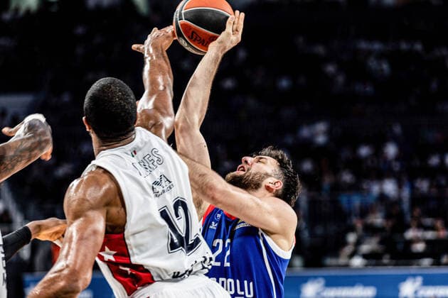 Sport Themen der Woche KW17 April 28, 2022, Istanbul, Turkey: Vasilije Micic (R) of Anadolu Efes Istanbul and Kyle Hines (L) of AX Armani Exchange Milan in action during the 2021 2022 Turkish Airlines EuroLeague Playoffs Game 4 between Anadolu Efes and Milano at Sinan Erdem Dome. Final score; Anadolu Efes 75:70 Milan. Istanbul Turkey - ZUMAs197 20220428_zaa_s197_217 Copyright: xNicholasxMullerx