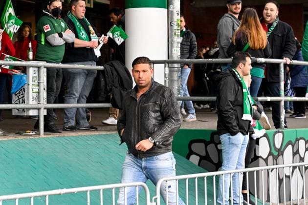 Fußball: 2. Bundesliga, 32. Spieltag, SV Werder Bremen - Holstein Kiel am 29.04.2022 im Wohninvest Stadion in Bremen. Ex-SV Werder Bremen-Spieler Tim Wiese betritt das Stadion. DFL REGULATIONS PROHIBIT ANY USE OF PHOTOGRAPHS AS IMAGE SEQUENCES AND OR QUASI-VIDEO. Copyright: xTeresaxKrögerx