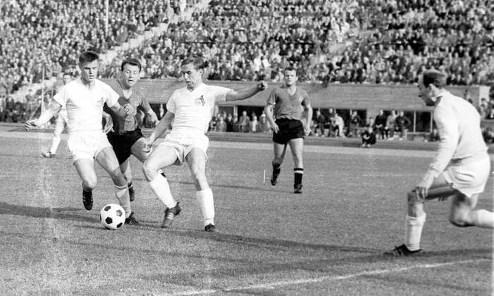 Endspiel um die Deutsche Meisterschaft : 1. FC Köln - 1. FC Nürnberg 4:0 am 12.05.1962 in Berlin Matthias Hemmersbach und Fritz Pott (Köln) verteidigen zusammen rechts TW Fritz Ewert (Köln) *** Final match for the German championship 1 FC Cologne 1 FC Nuremberg 4 0 on 12 05 1962 in Berlin Matthias Hemmersbach and Fritz Pott Cologne defend together right TW Fritz Ewert Cologne HM
