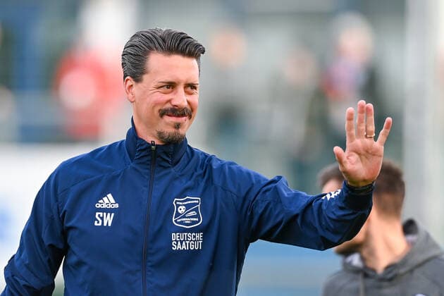 Trainer Sandro Wagner (Unterhaching) grüßt die Zuschauer, Freude, freundlich, fröhlich, strahlend, optimistisch, 29.04.2022, Unterhaching (Deutschland), Fussball, Regionalliga Bayern, SpVgg Unterhaching - SV Viktoria Aschaffenburg