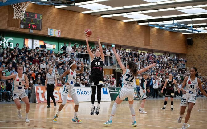 Bilder des Jahres 2022, Sport 04 April Sport Themen der Woche KW17 Wurf von Romy Baer (Rheinland Lions, 46) GER, Eisvoegel Freiburg - Rheinland Lions, Basketball, DDBL, Playoff Spiel 4, Saison 2021 2022, 29.04.2022, Eisvoegel Freiburg - Rheinland Lions, Basketball, DDBLL, Playoff Spiel 4, Saison 2021 2022, 29.04.2022 Freiburg im Breisgau *** Throw by Romy Baer Rheinland Lions, 46 GER, Eisvoegel Freiburg Rheinland Lions, Basketball, DDBL, Playoff Game 4, Season 2021 2022, 29 04 2022, Eisvoegel Freiburg Rheinland Lions, Basketball, DDBLL, Playoff Game 4, Season 2021 2022, 29 04 2022 Freiburg im Breisgau, Germany. Copyright: xEibner-Pressefoto ThomasxHeßx EP_THS