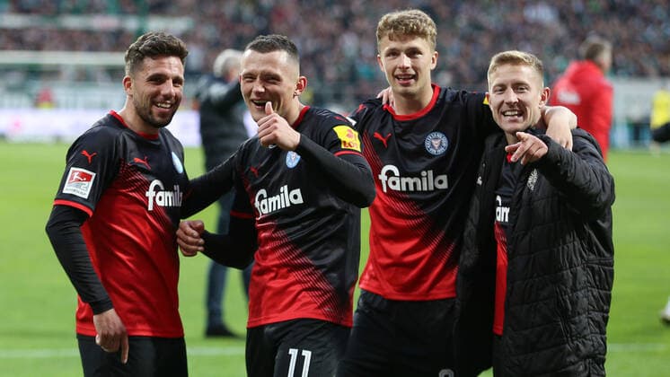 v.li.: Ahmet Arslan (Holstein Kiel, 7), Fabian Reese (Holstein Kiel, 11), Jann-Fiete Arp (Holstein Kiel, 20) und Lewis Holtby (Holstein Kiel, 10) mit Jubel über den Sieg, Freude über das gewonnene Spiel , DIE DFL-RICHTLINIEN UNTERSAGEN JEGLICHE NUTZUNG VON FOTOS ALS SEQUENZBILDER UND ODER VIDEOA?HNLICHE FOTOSTRECKEN. DFL REGULATIONS PROHIBIT ANY USE OF PHOTOGRAPHS AS IMAGE SEQUENCES AND OR QUASI-VIDEO., 29.04.2022, Bremen (Deutschland), Fussball, 2. Bundesliga, SV Werder Bremen - Holstein Kiel