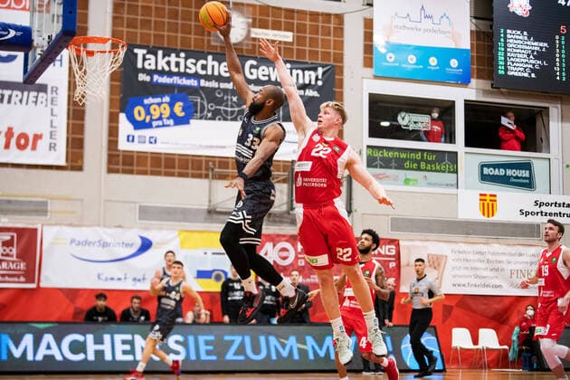 Bilder des Jahres 2022, Sport 04 April Sport Themen der Woche KW17 BARMER 2. Basketsball Bundesliga ProA Saison 2021 2022 Playoff Viertelfinale Spiel 4 am 29.4.22 Uni Baskets Paderborn vs Medipolis SC Jena v.li. Brandon Thomas (Jena) mit dem Dunking gegen Aaron Kayser (Paderborn) Sparkassen Arena *** BARMER 2 Basketsball Bundesliga ProA season 2021 2022 playoff quarterfinals game 4 on 29 4 22 Uni Baskets Paderborn vs Medipolis SC Jena v li Brandon Thomas Jena with the dunk against Aaron Kayser Paderborn Sparkassen Arena