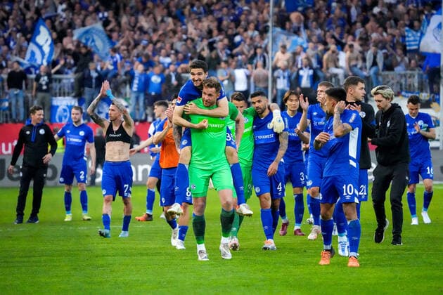 Spieler vom FC Schalke 04, vorne mit Marcin Kaminski (S04, 35) und Ralf Fährmann (Torwart, S04, 1), Jubel nach dem Schlusspfiff, Sieg, Sieger, Gewinner, jubelt, jubeln, Freude, optimistisch, Highlight, Action, Aktion, 29.04.2022, Sandhausen (Deutschland), Fussball, 2. Bundesliga, SV Sandhausen - FC Schalke 04, DFB DFL REGULATIONS PROHIBIT ANY USE OF PHOTOGRAPHS AS IMAGE SEQUENCES AND OR QUASI-VIDEO. *** FC Schalke 04 players, in front with Marcin Kaminski S04, 35 and Ralf Fährmann goalkeeper, S04, 1 , cheering after the final whistle, victory, winner, cheers, joy, optimistic, highlight, action, 29 04 2022, Sandhausen Germany , football, 2 Bundesliga, SV Sandhausen FC Schalke 04, DFB DFL REGULATIONS PROHIBIT ANY USE OF PHOTOGRAPHS AS IMAGE SEQUENCES AND OR QUASI VIDEO xozx