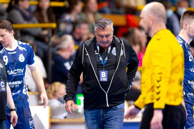 Michael Roth (Trainer, VfL Luebeck-Schwartau) ist niedergeschlagen deprimiert enttaeuscht. VfL Luebeck-Schwartau vs. TuSEM Essen, Handball, 2. Bundesliga, 29.04.22 Luebeck Schleswig-Holstein Germany Copyright: xAgentur54Gradx xFelixxKoenigx
