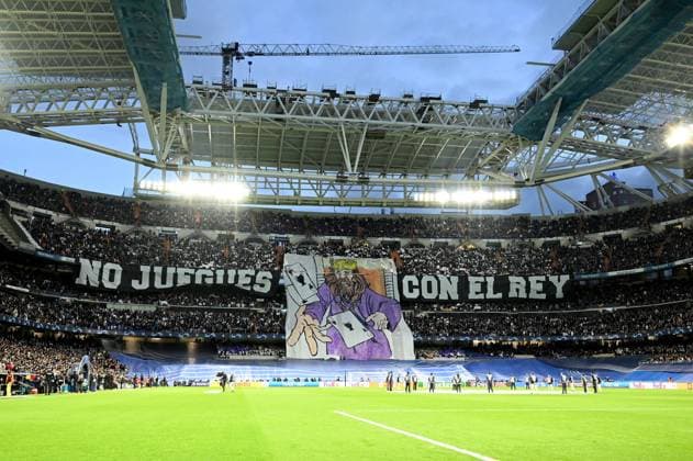 Madrid, Estadio Santiago Bernabeu, 12.04.22, GER, Herren, UEFA Champions League, Saison 2021-2022, Real Madrid - FC Chelsea Bild: Fankurve, Fans, Fanblock Real Madrid mit Choreographie Nur fuer journalistische Zwecke! Only for editorial use! Gemaess den Vorgaben der UEFA ist es untersagt, in dem Stadion und oder vom Spiel angefertigte Fotoaufnahmen in Form von Sequenzbildern und oder videoaehnlichen Fotostrecken zu verwerten bzw. verwerten zu lassen. UEFA regulations prohibit any use of photographs as image sequences and or quasi-video. Spanien