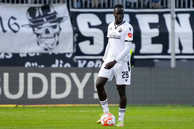 Alou Kuol (SVS, 29), am Ball, Freisteller, Ganzkörper, Einzelbild, Einzelfoto, Aktion, Action, 29.04.2022, Sandhausen (Deutschland), Fussball, 2. Bundesliga, SV Sandhausen - FC Schalke 04, 29.04.2022, Sandhausen (Deutschland), Fussball, 2. Bundesliga, SV Sandhausen - FC Schalke 04, DFB DFL REGULATIONS PROHIBIT ANY USE OF PHOTOGRAPHS AS IMAGE SEQUENCES AND OR QUASI-VIDEO.