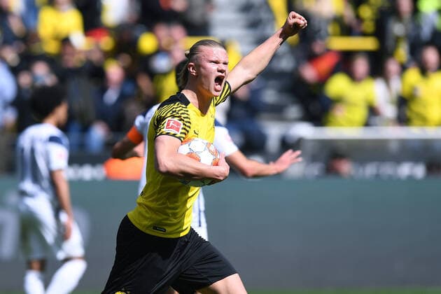 Bilder des Jahres 2022, Sport 04 April Sport Themen der Woche KW17 Sport Bilder des Tages Fußball 1. Bundesliga 32. Spieltag Borussia Dortmund - VfL Bochum am 30.04.2022 im Signal Iduna Park in Dortmund Torjubel zum 1:2 durch Erling Haaland ( Dortmund ) DFL regulations prohibit any use of photographs as image sequences and or quasi-video. *** Soccer 1 Bundesliga 32 Matchday Borussia Dortmund VfL Bochum on 30 04 2022 at Signal Iduna Park in Dortmund Goal celebration for 1 2 by Erling Haaland Dortmund DFL regulations prohibit any use of photographs as image sequences and or quasi video xRx