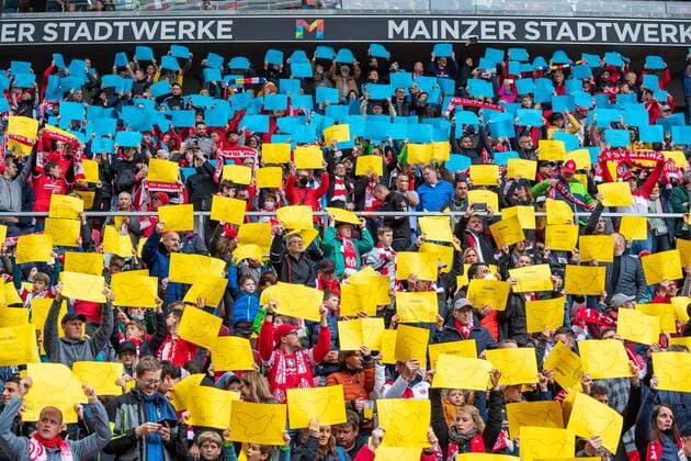 Sport Themen der Woche KW17 Sport Bilder des Tages Friedensbekundung der Fans mit Papierzetteln in Nationalfarben der Ukraine, FSV Mainz 05 vs FC Bayern Muenchen, Fussball, 1. Bundesliga, 30.04.2022 FSV Mainz 05 vs FC Bayern Muenchen, Fussball, 1. Bundesliga, 30.04.2022 *** Fans peace declaration with paper slips in national colors of Ukraine, FSV Mainz 05 vs FC Bayern Muenchen, Football, 1 Bundesliga, 30 04 2022 FSV Mainz 05 vs FC Bayern Muenchen, Football, 1 Bundesliga, 30 04 2022 Copyright: xNeisx Eibner-Pressefotox EP_ans