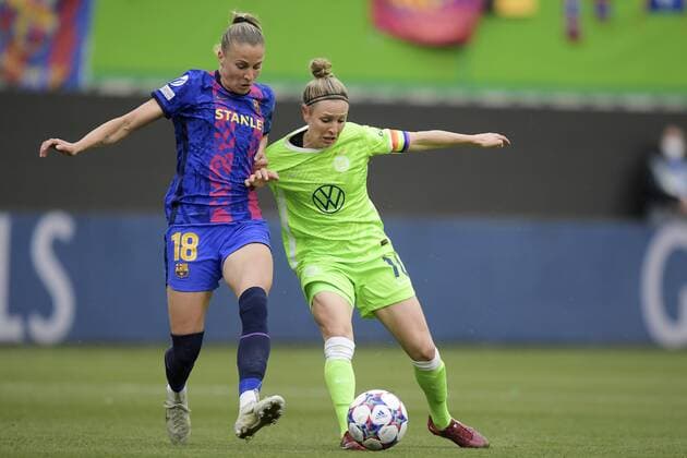 WOLFSBURG - (lr) Ana-Maria Crnogorcevic of FC Barcelona, Barca Svenja Huth of VFL Wolfsburg during the Women s Champions League Semifinal match between VFL Wolfsburg and FC Barcelona at the VFL Wolfsburg Arena on April 30, 2022 in Wolfsburg, Germany. ANP Dutch Height Gerrit van Keulen Women s Champions League semi final 2e leg 2021 2022 xVIxANPxSportx xGerritxvanxKeulenxIVx