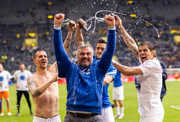 Bilder des Jahres 2022, Sport 04 April Sport Themen der Woche KW17 Sport Bilder des Tages Schlussjubel: Trainer Thomas Reis (Bochum) bekommt von Simon Zoller (Bochum), Vasilios Lampropoulos und Cristian Gamboa (Bochum) eine Bierdusche Borussia Dortmund - VfL Bochum 30.04.2022, Fussball; DFB, Saison 2021 22 Foto: Moritz Müller *** Final cheer coach Thomas Reis Bochum gets a beer shower from Simon Zoller Bochum , Vasilios Lampropoulos and Cristian Gamboa Bochum Borussia Dortmund VfL Bochum 30 04 2022, Football DFB, season 2021 22 Photo Moritz Müller