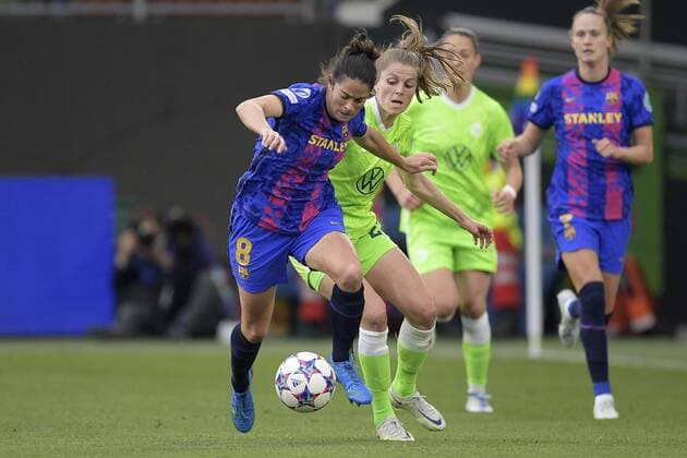 WOLFSBURG - (lr) Marta Torrejon of FC Barcelona, Barca Tabea Wassmuth of VFL Wolfsburg during the Women s Champions League Semifinal match between VFL Wolfsburg and FC Barcelona at the VFL Wolfsburg Arena on April 30, 2022 in Wolfsburg, Germany. ANP Dutch Height Gerrit van Keulen Women s Champions League semi final 2e leg 2021 2022 xVIxANPxSportx xGerritxvanxKeulenxIVx