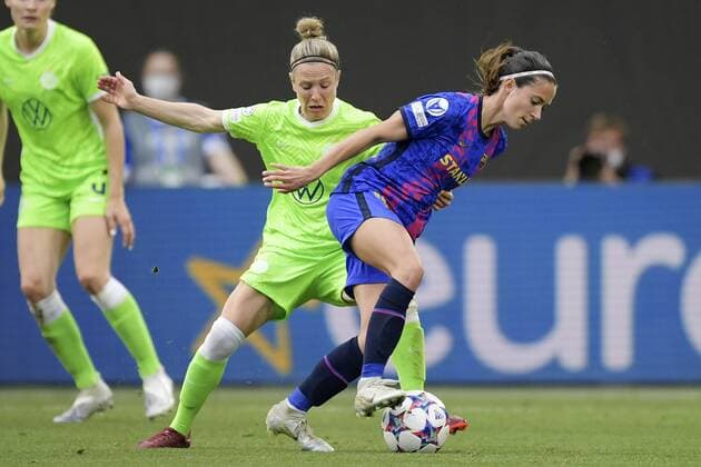 WOLFSBURG - (lr) Svenja Huth of VFL Wolfsburg, Aitana Bonmati of FC Barcelona, Barca during the Women s Champions League Semifinal match between VFL Wolfsburg and FC Barcelona at the VFL Wolfsburg Arena on April 30, 2022 in Wolfsburg, Germany. ANP Dutch Height Gerrit van Keulen Women s Champions League semi final 2e leg 2021 2022 xVIxANPxSportx xGerritxvanxKeulenxIVx