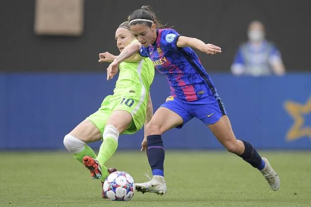 WOLFSBURG - (lr) Svenja Huth of VFL Wolfsburg, Aitana Bonmati of FC Barcelona, Barca during the Women s Champions League Semifinal match between VFL Wolfsburg and FC Barcelona at the VFL Wolfsburg Arena on April 30, 2022 in Wolfsburg, Germany. ANP Dutch Height Gerrit van Keulen Women s Champions League semi final 2e leg 2021 2022 xVIxANPxSportx xGerritxvanxKeulenxIVx
