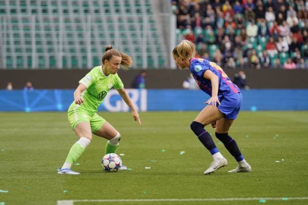 Wolfsburg, Germany, April 30th 2022: Lynn Wilms ( 2 Wolfsburg ) , Ana-Maria Crnogorcevic ( 18 Barcelona ) during the UEFA Women?s Champions League game between VfL Wolfsburg and FC Barcelona, Barca at Volkswagen Arena in Wolfsburg, GERMANY. UWCL Julia Kneissl SPP VfL Wolfsburg v FC Barcelona - UWCL - Volkswagen Arena 