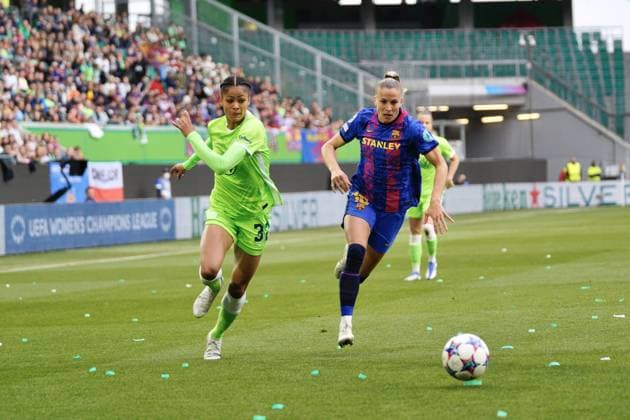 Wolfsburg, Germany, April 30th 2022: Sveindis Jonsdottir ( 32 Wolfsburg ) , Ana-Maria Crnogorcevic ( 18 Barcelona ) during the UEFA Women?s Champions League game between VfL Wolfsburg and FC Barcelona, Barca at Volkswagen Arena in Wolfsburg, GERMANY. UWCL Julia Kneissl SPP VfL Wolfsburg v FC Barcelona - UWCL - Volkswagen Arena 