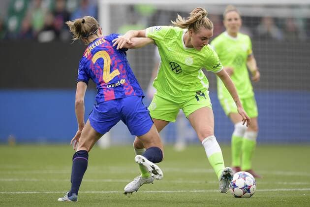 WOLFSBURG - (lr) Irene Paredes of FC Barcelona, Barca Jill Roord of VFL Wolfsburg during the Women s Champions League Semifinal match between VFL Wolfsburg and FC Barcelona at the VFL Wolfsburg Arena on April 30, 2022 in Wolfsburg, Germany. ANP Dutch Height Gerrit van Keulen Women s Champions League semi final 2e leg 2021 2022 xVIxANPxSportx xGerritxvanxKeulenxIVx
