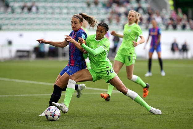 30.04.2022, Fussball Frauen UEFA Champions League 2021 2022, Halbfinale, VfL Wolfsburg - FC Barcelona, Barca in der Volkswagen Arena. (L-R) Alexia Putellas (FC Barcelona) gegen Sveindis Jane Jonsdottir (VfL Wolfsburg)