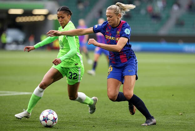 30.04.2022, Fussball Frauen UEFA Champions League 2021 2022, Halbfinale, VfL Wolfsburg - FC Barcelona, Barca in der Volkswagen Arena. (L-R) Sveindis Jane Jonsdottir (VfL Wolfsburg) gegen Fridolina Rolfö (FC Barcelona)